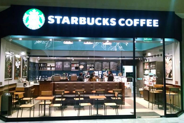 Starbucks cerrará 8 mil locales en EEUU para investigar escándalo de racismo