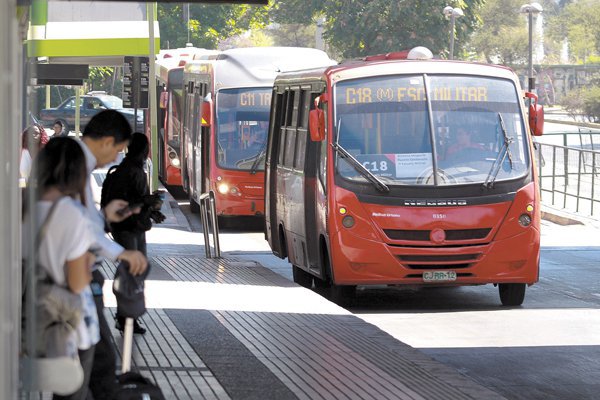 Transantiago: Hutt da puntapié inicial para negociar extensión de contratos por 18 meses