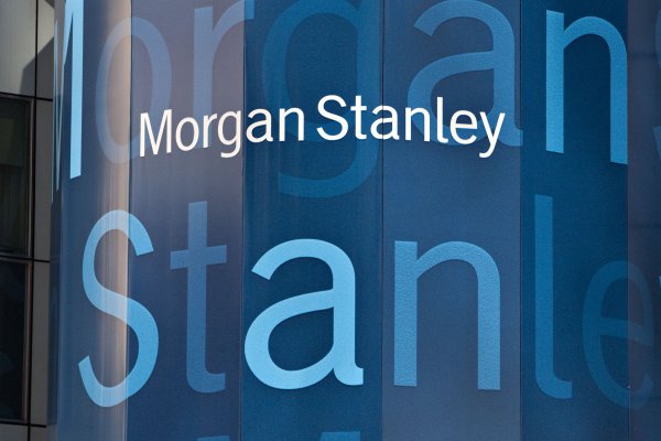 Morgan Stanley se suma a ola de ganancias récord en bancos de EEUU