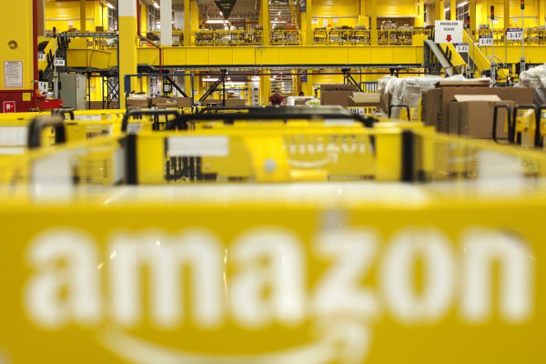 Valente llega a EEUU para convencer a Amazon de instalar data center en Chile y no en Argentina
