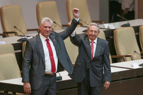 Miguel Díaz-Canel jura defender el legado de los Castro al asumir la presidencia de Cuba