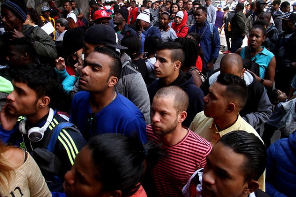Inmigración: controversia por consultas sobre estatura, color del piel y ojos en visas consulares
