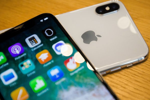 Acciones de Apple caen casi de 4% tras fuerte revisión a proyecciones de ganancias