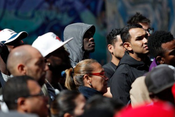 Migrantes enviaron monto récord de remesas a sus países en 2017 ¿Y desde Chile?