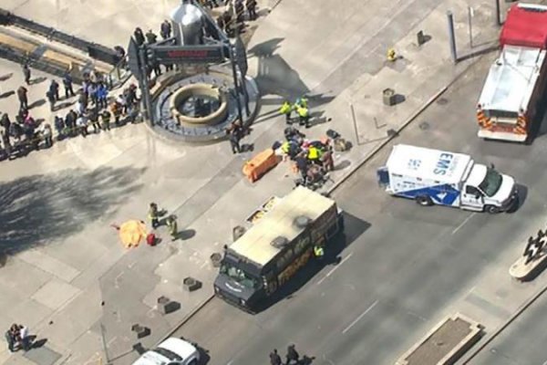 Al menos 9 muertos y 16 heridos en atropello masivo en Canadá