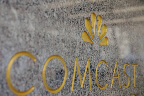 Comcast desafía a Fox con oferta de US$ 30 mil millones por Sky