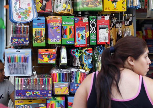 <p>Cambio de hábito en compras escolares empuja con fuerza las ventas minoristas en marzo</p>