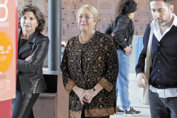 Bachelet reaparece y recrimina a Piñera: “Se ha buscado torcer el objetivo de algunas leyes”