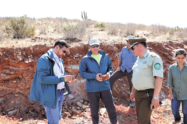 Presidente del 1er TRibunal Ambiental de Antofagasta en una visita a terreno