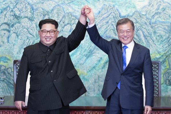 Coreas acuerdan desnuclearización y poner fin a guerra este año