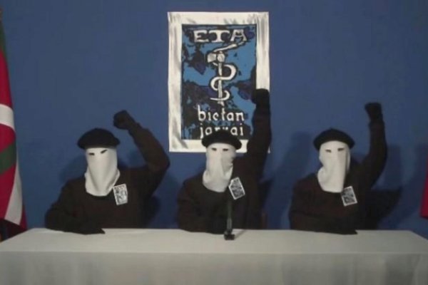 La organización terrorista ETA anuncia su disolución en una carta