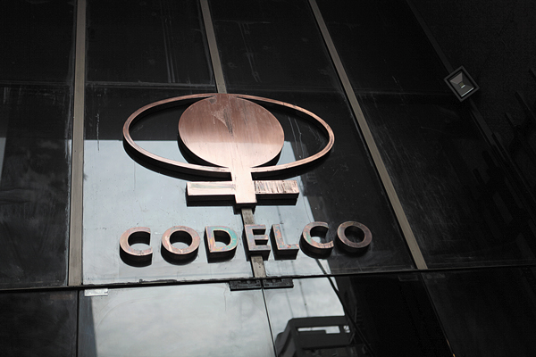 Fijan etapa probatoria en diferendo Codelco-Contraloría
