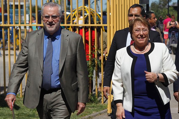 Expresidenta Bachelet le hace un guiño a Máximo Pacheco y presenta su libro
