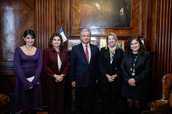 Larraín se reúne con directiva de Comunidad Mujer