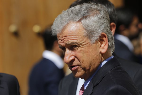 PS lleva al ministro de Hacienda a Contraloría por viaje a Harvard
