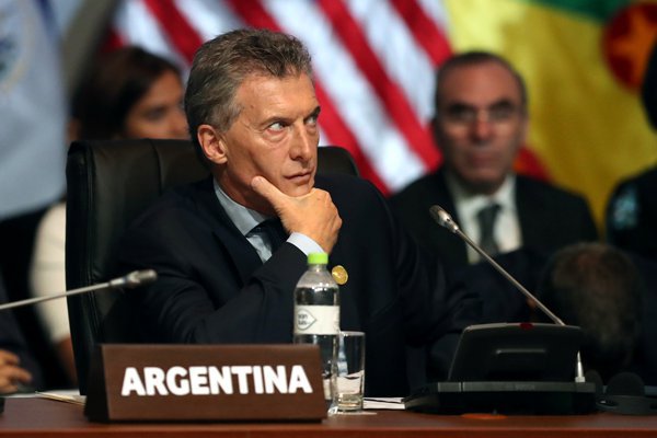 Caída del peso argentino obliga a Macri a postergar reformas y a pedir ayuda al FMI