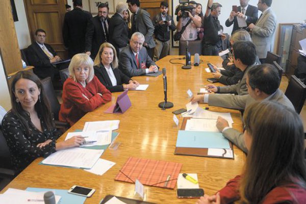 Comisión de Educación del Senado respalda a candidatos del gobierno para directorio de TVN
