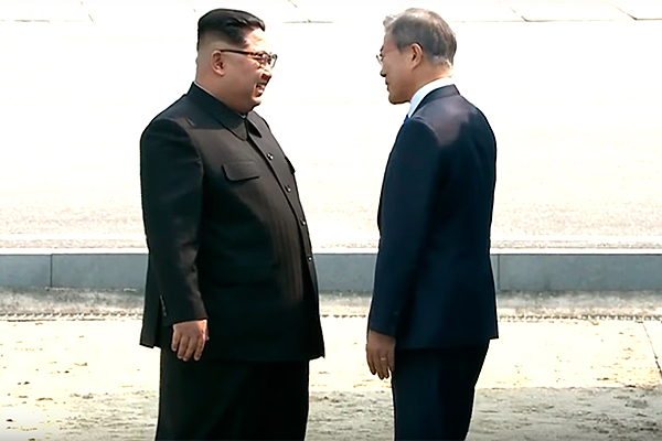 La falsa frontera entre las Coreas en la que los turistas imitan a Kim Jong-un