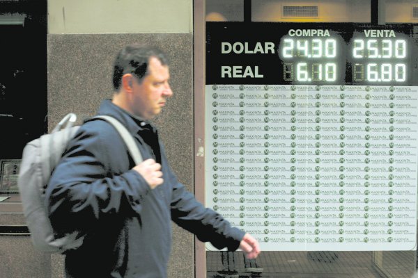 Peso argentino cae a mínimo histórico pese a esfuerzos del banco central por contenerlo
