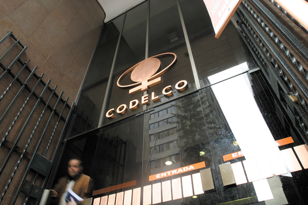 La intensa agenda política que forzó al gobierno a dilatar elección de presidente de Codelco