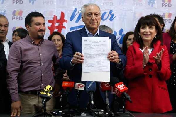 Heraldo Muñoz inscribe candidatura a presidir el PPD