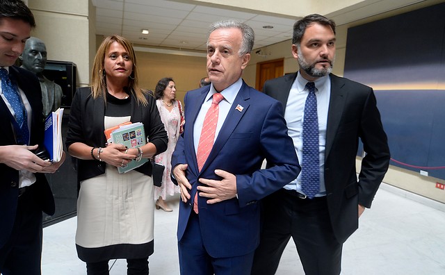 <p>La oposición, sin la DC, presentó acusación constitucional contra ministro Santelices</p>