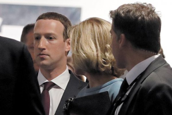 CEO de Facebook ofrece disculpas y pocas respuestas al Parlamento Europeo