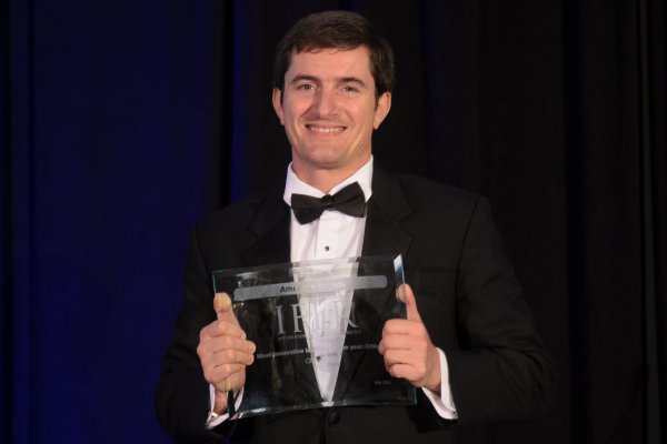 <p>Felipe Ossa, socio de Claro & Cia recibió el premio a la Firma del Año.</p>