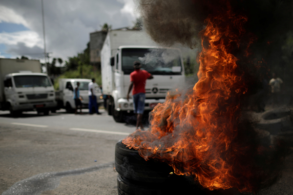 Brasil: huelga de camioneros complica a empresas y Temer propone bajar impuesto al diésel