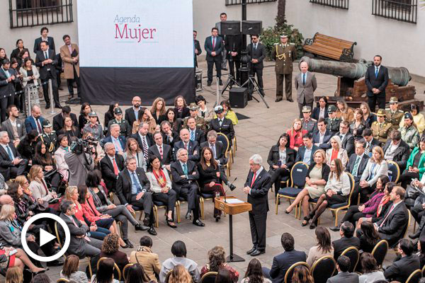 <p>Piñera reactiva proyecto para dar voz a la mujer en decisiones financieras en el matrimonio</p>