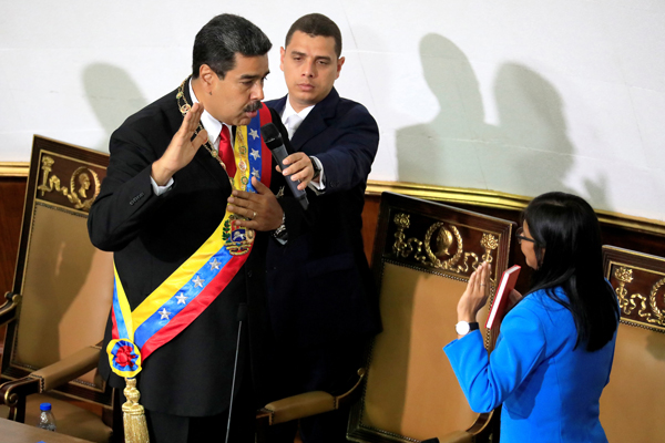 Maduro juró como presidente en inusual ceremonia