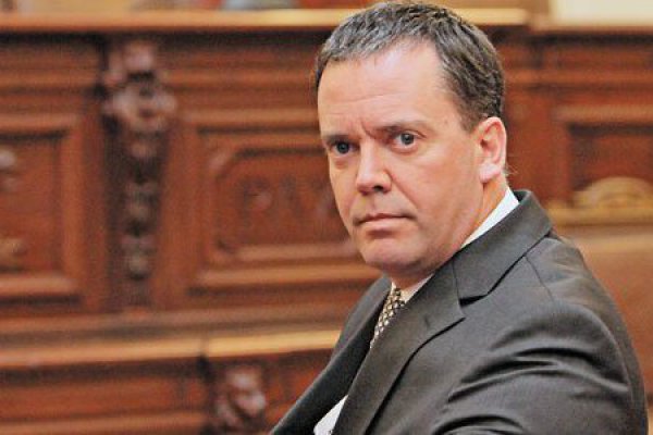 Senador Harboe insta al gobierno a no enviar un proyecto con "letra chica" para bajar los planes de las mujeres en las Isapres