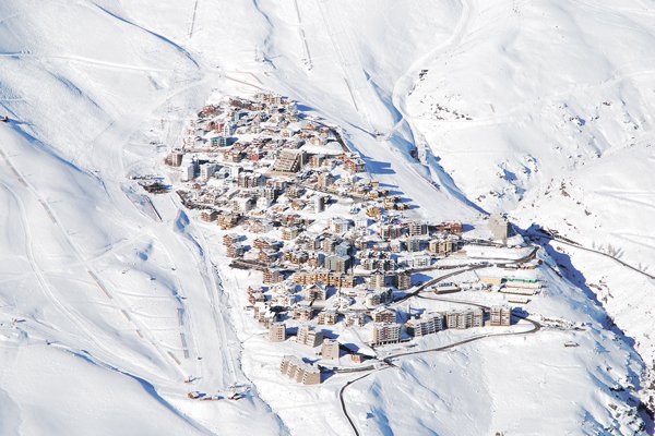 A la espera de la nieve: centros de ski preparan la pista
