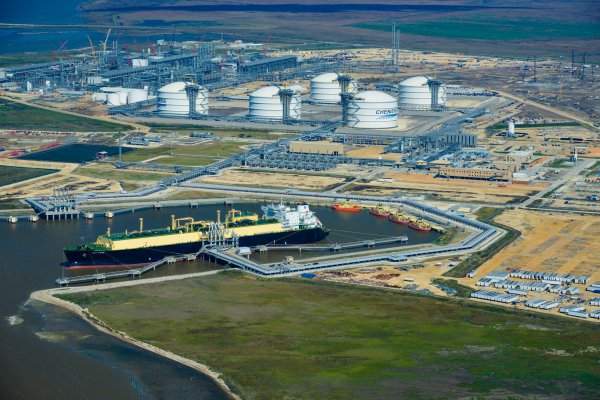 Gigante de EEUU vende participaciones en proyectos de gas y alista su partida de Chile