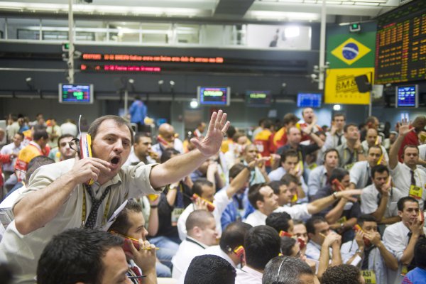Bolsa de Brasil cae arrastrada por acciones de Petrobras