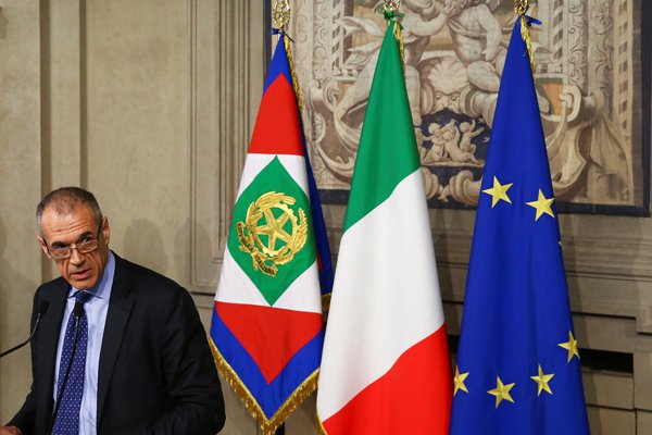 Exfuncionario del FMI asume como premier para destrabar crisis en Italia