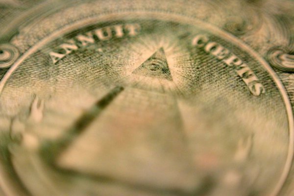 Dólar anota fuerte alza en Chile y el mundo con inversionistas buscando refugio ante crisis en Italia y guerra comercial