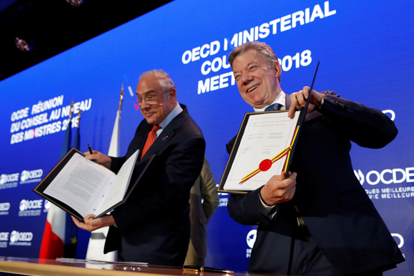 Santos firma en París el acuerdo de ingreso de Colombia a la OCDE