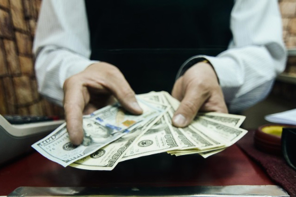 El dólar cerró a la baja ante debilitamiento de la divisa en el mundo