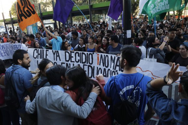 Oposición realiza acto de desagravio por promulgación de la Ley de Educación Superior