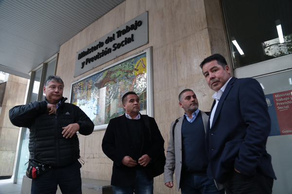 El Sindicato N°1 de Escondida en las afueras del Ministerio del Trabajo, donde se reunieron con el titular de la cartera (Rodolfo Jara).