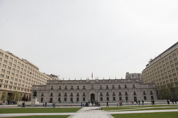 Mujeres jóvenes y universitarias lideraron alza en empleos del sector público