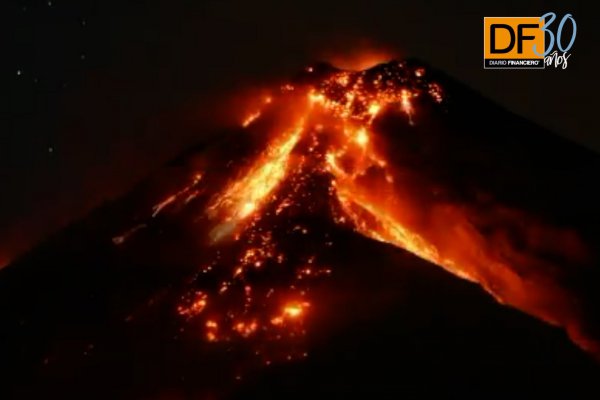 Ahora en DF: Erupción de volcán en Guatemala