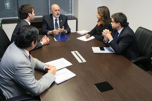 Oficialismo apunta a Bachelet: RN y la UDI piden a Abbott investigar aportes de OAS a su campaña del 2013