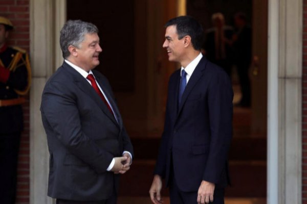El presidente del Gobierno, Pedro Sánchez, ha recibido hoy en Moncloa al presidente de Ucrania, Petro Poroshenko, en su primer acto oficial (EFE).