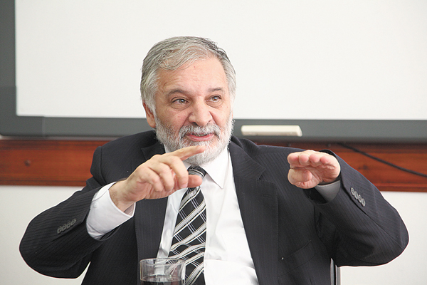 Bitran asegura que regreso de Ponce "es una burla" y desmiente a SQM