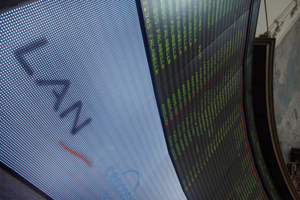 Por tercera sesión consecutiva Bolsa de Santiago cierra a la baja arrastrada por LATAM