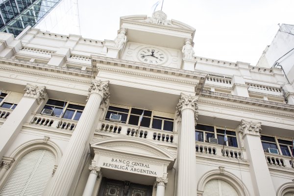 Pese a acuerdo con el FMI, el peso argentino sigue cayendo