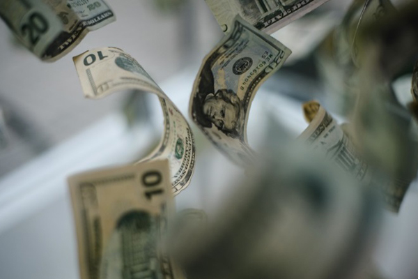 Dólar cierra con leve alza sostenido por retroceso del precio del cobre