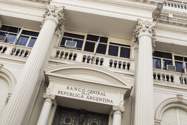 Peso argentino cae por segundo día consecutivo pese a acuerdo con FMI